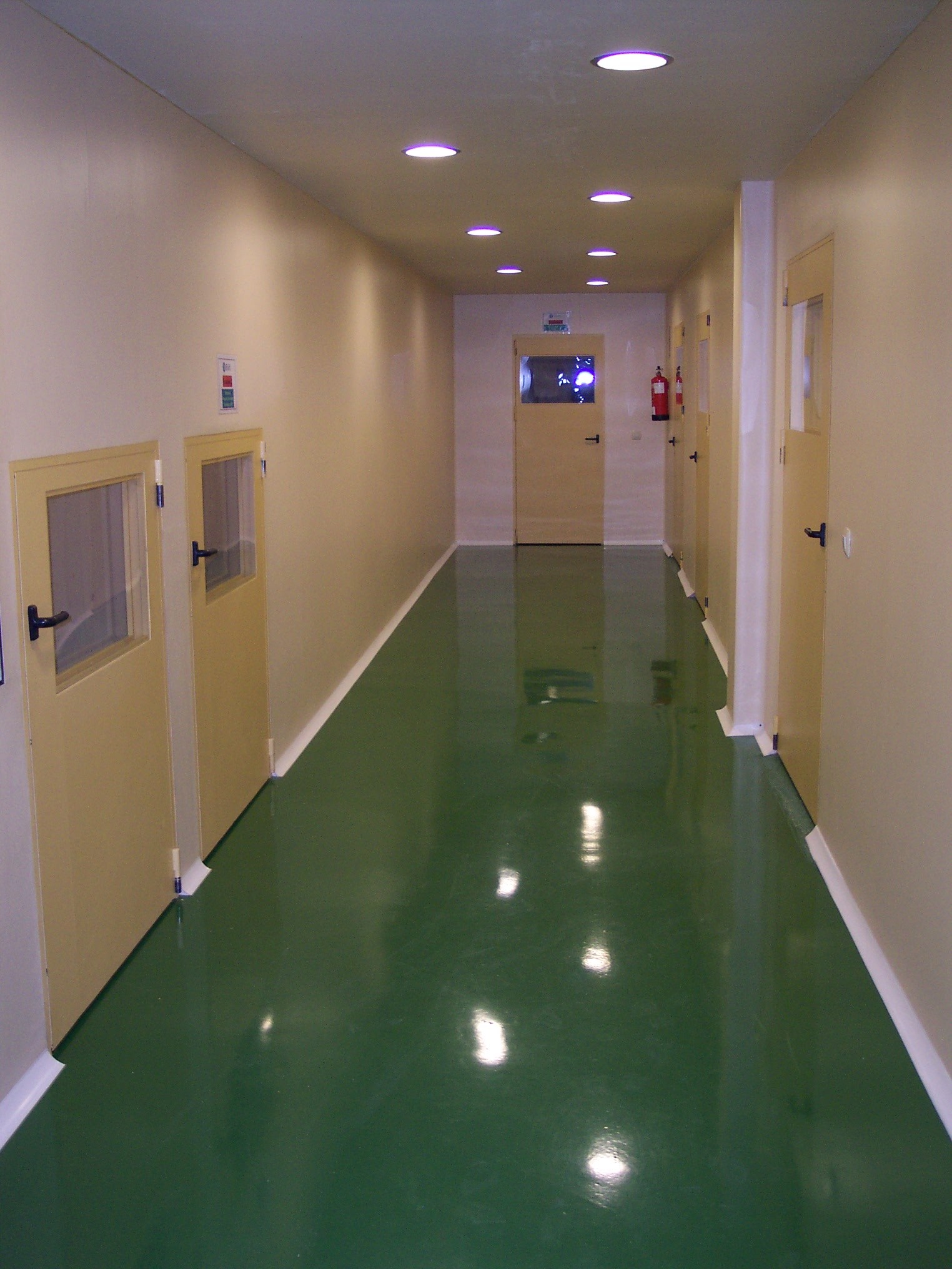 fotografia de un pasillo de los laboratorios brum en el año 1991